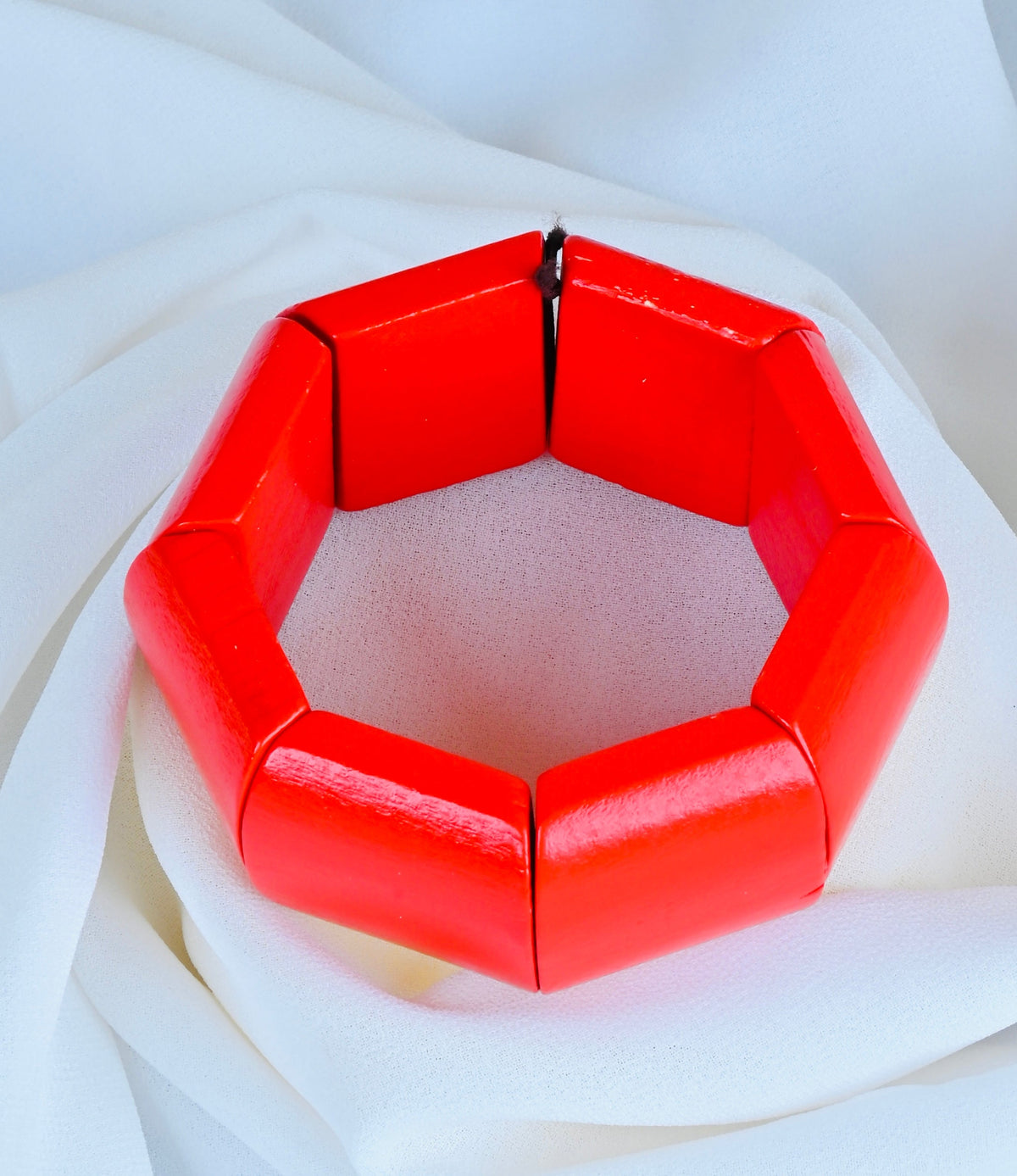 أساور وأساور عريضة من الخشب للنساء، مزينة بخرز خشبي وخيط مطاطي