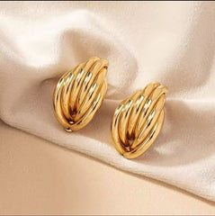 أقراط مرصعة بتصميم هندسي متشابك