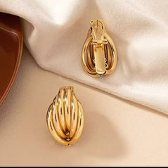 أقراط مرصعة بتصميم هندسي متشابك