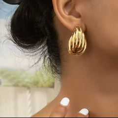 أقراط مرصعة بتصميم هندسي متشابك