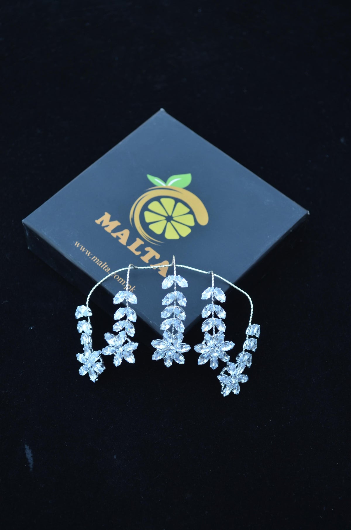 خاتم على شكل كف متلألئ مرصع بأحجار الراين، وخواتم ألماس لامعة متعددة الأصابع وعروق أوراق الشجر 