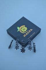 خاتم على شكل كف متلألئ مرصع بأحجار الراين، وخواتم ألماس لامعة متعددة الأصابع وعروق أوراق الشجر