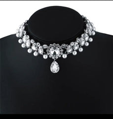 قلادة اللؤلؤ على شكل ترقوة